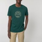 Tshirt homme manche courte coton biologique couleur vert sapin avec le dessin d'un bouddha sur des racines et entouré de branches d'arbre, la sérigraphie est de couleur beige.