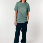 Tshirt homme manche courte coton biologique couleur vert jade avec le dessin d'un bouddha sur des racines et entouré de branches d'arbre, la sérigraphie est de couleur beige.