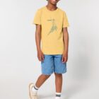 Tshirt enfant manche courte en coton biologique. De couleur jaune avec le dessin d'une baleine et des motifs polynésiens. La couleur de la sérigraphie est bleu canard.