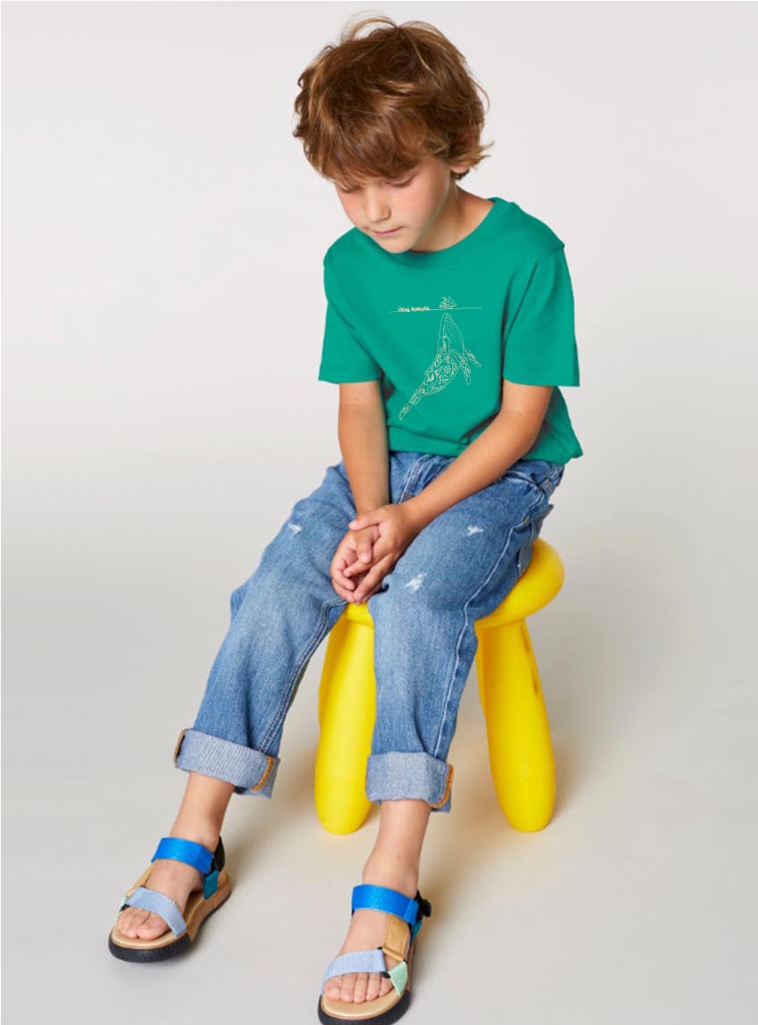 Tshirt enfant manche courte en coton biologique de couleur vert émeraude avec le dessin d'une baleine et des motifs polynésiens. La couleur de la sérigraphie est beige.