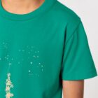 Tshirt enfant manche courte en coton biologique de couleur vert émeraude avec le dessin d'une pyramide d'animaux qui essayent d'attraper les étoiles. La couleur de la sérigraphie est beige.