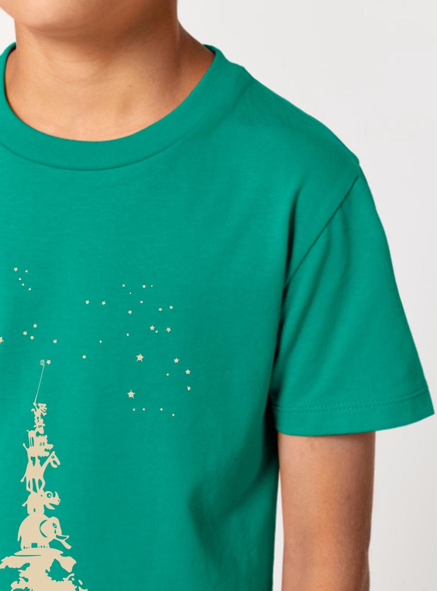 Tshirt enfant manche courte en coton biologique de couleur vert émeraude avec le dessin d'une pyramide d'animaux qui essayent d'attraper les étoiles. La couleur de la sérigraphie est beige.