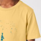 Tshirt enfant manche courte en coton biologique. De couleur jaune avec le dessin d'une pyramide d'animaux qui essayent d'attraper les étoiles. La couleur de la sérigraphie est bleu canard.