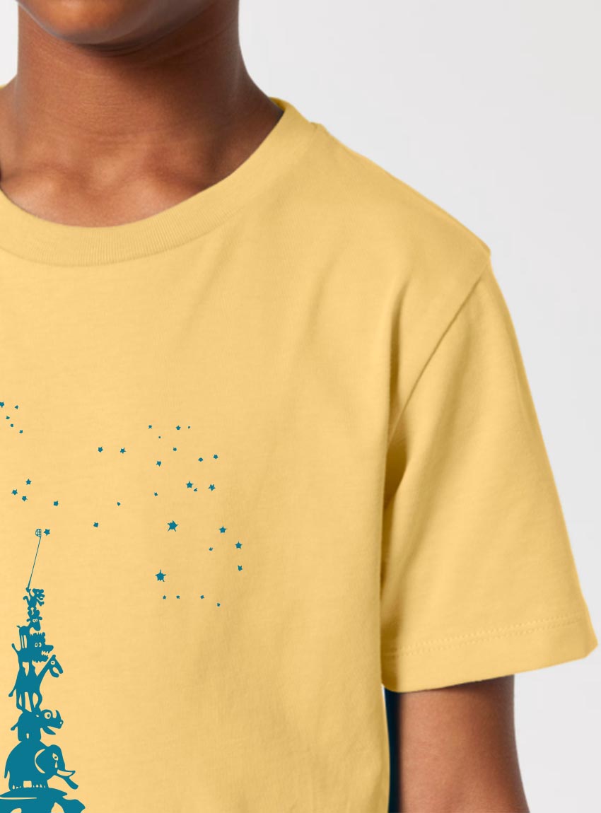 Tshirt enfant manche courte en coton biologique. De couleur jaune avec le dessin d'une pyramide d'animaux qui essayent d'attraper les étoiles. La couleur de la sérigraphie est bleu canard.