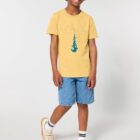 Tshirt enfant manche courte en coton biologique. De couleur jaune avec le dessin d'une pyramide d'animaux qui essayent d'attraper les étoiles. La couleur de la sérigraphie est bleu canard.