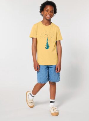 Tshirt enfant manche courte en coton biologique. De couleur jaune avec le dessin d'une pyramide d'animaux qui essayent d'attraper les étoiles. La couleur de la sérigraphie est bleu canard.