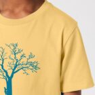 Tshirt enfant manche courte en coton biologique. De couleur jaune avec le dessin d'un arbre sur une planète avec l'inscription save the world. La couleur de la sérigraphie est bleu canard