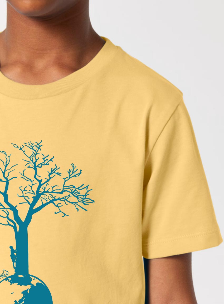 Tshirt enfant manche courte en coton biologique. De couleur jaune avec le dessin d'un arbre sur une planète avec l'inscription save the world. La couleur de la sérigraphie est bleu canard