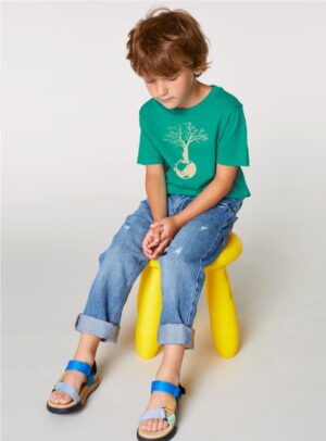 Tshirt enfant manche courte en coton biologique. De couleur vert émeraude avec le dessin d'un arbre sur une planète avec l'inscription save the world. La couleur de la sérigraphie est beige.