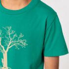 Tshirt enfant manche courte en coton biologique de couleur vert émeraude avec le dessin d'un arbre sur une planète avec l'inscription save the world. La couleur de la sérigraphie est beige.