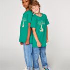 Tshirt enfant manche courte en coton biologique de couleur vert émeraude avec le dessin d'un arbre sur une planète avec l'inscription save the world. La couleur de la sérigraphie est beige.