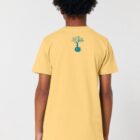 Tshirt enfant manche courte en coton biologique. De couleur jaune vue de dos avec le logo de la marque entre les épaules. La couleur de la sérigraphie est bleu canard.