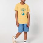 Tshirt enfant manche courte en coton biologique. De couleur jaune avec le dessin d'un arbre sur une planète avec l'inscription save the world. La couleur de la sérigraphie est bleu canard.