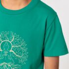 Tshirt enfant manche courte en coton biologique de couleur vert émeraude avec le dessin d'un bouddha sur des racines et entouré de branches d'arbre, la sérigraphie est de couleur beige.
