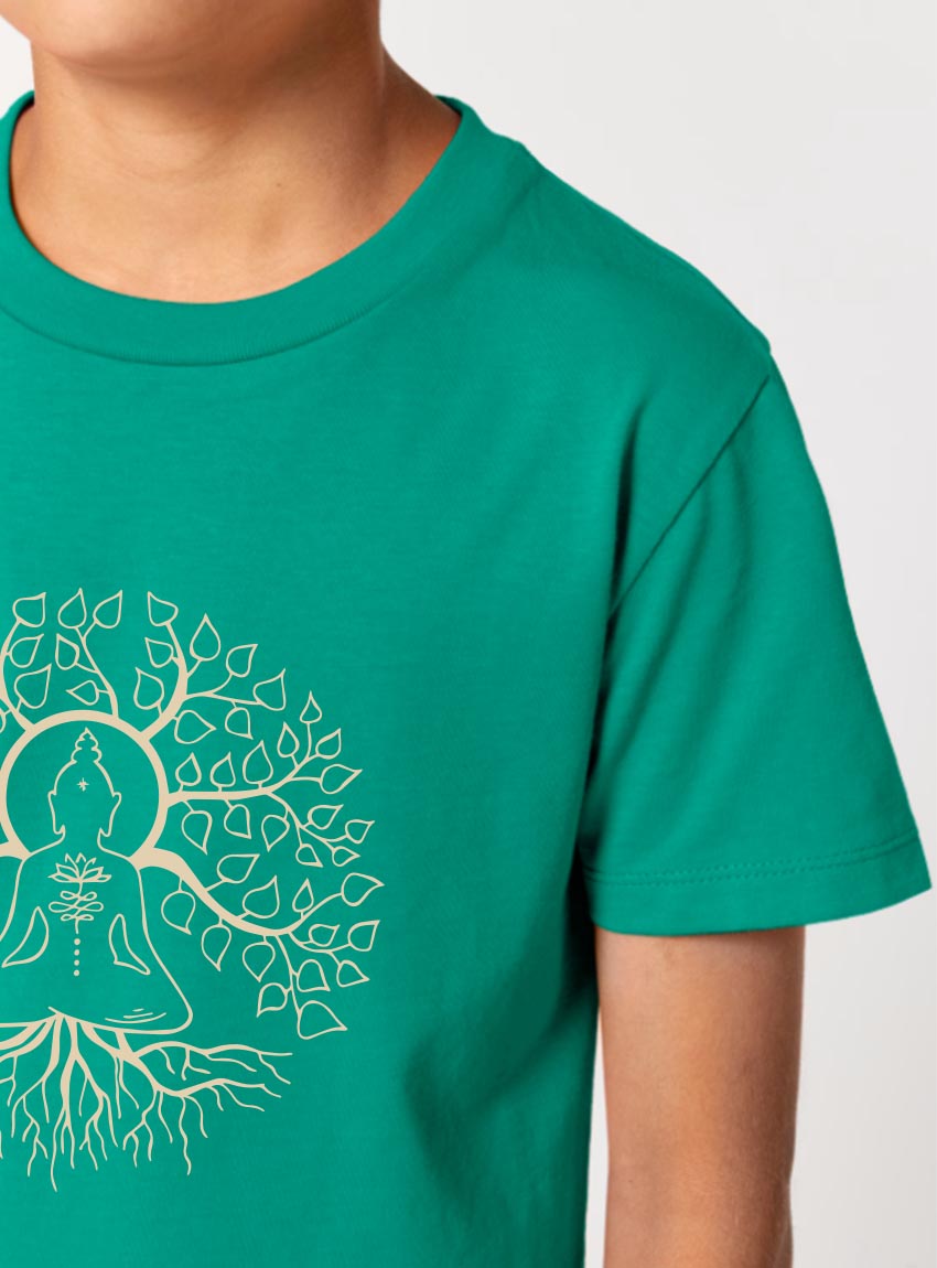 Tshirt enfant manche courte en coton biologique de couleur vert émeraude avec le dessin d'un bouddha sur des racines et entouré de branches d'arbre, la sérigraphie est de couleur beige.