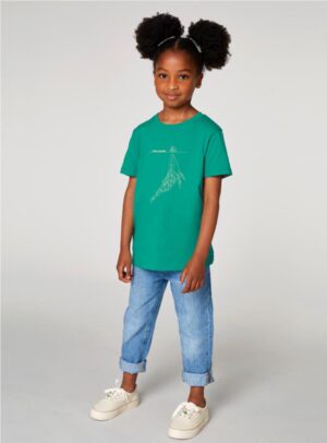 Tshirt enfant manche courte en coton biologique de couleur vert émeraude avec le dessin d'une baleine et des motifs polynésiens. La couleur de la sérigraphie est beige.