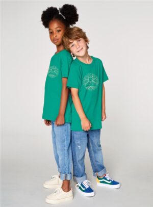 Tshirt enfant manche courte en coton biologique de couleur vert émeraude avec le dessin d'un bouddha sur des racines et entouré de branches d'arbre, la sérigraphie est de couleur beige.