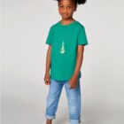 Tshirt enfant manche courte en coton biologique de couleur vert émeraude avec le dessin d'une pyramide d'animaux qui essayent d'attraper les étoiles. La couleur de la sérigraphie est beige.