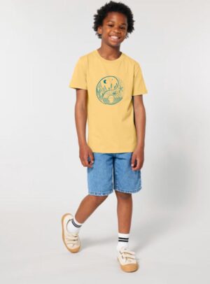 Tshirt enfant manche courte en coton biologique de couleur jaune représentant un yin et yang de la nature, d'un coté les montagnes et de l'autre la plage la sérigraphie est de couleur bleu canard.