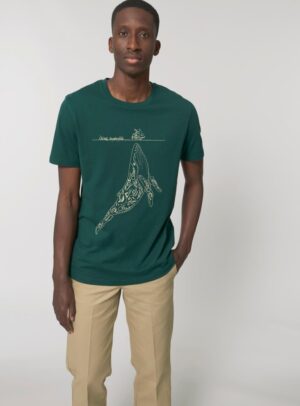 Tshirt manche courte en coton bio pour homme de couleur vert sapin avec un dessin représentant une baleine avec des motifs polynésiens et la sérigraphie est de couleur beige .