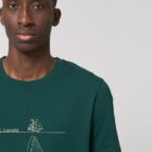 Tshirt manche courte en coton bio pour homme de couleur vert sapin avec un dessin représentant une baleine avec des motifs polynésiens et la sérigraphie est de couleur beige.