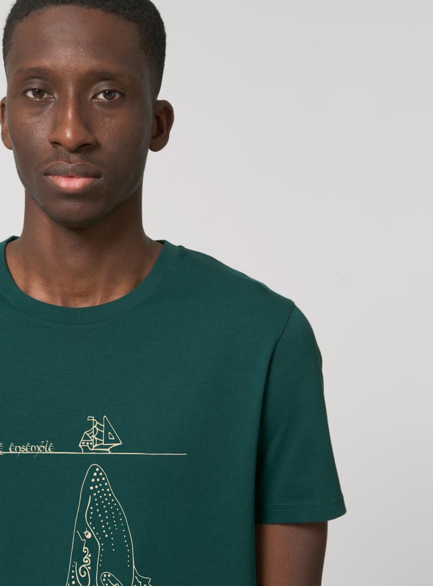 Tshirt manche courte en coton bio pour homme de couleur vert sapin avec un dessin représentant une baleine avec des motifs polynésiens et la sérigraphie est de couleur beige.