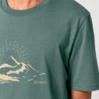 Tshirt homme manche courte en coton biologique couleur vert jade avec le dessin d'une montagne et inscrit silence de sérigraphie beige.