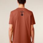 Tshirt homme manche courte en coton biologique de couleur terracotta vue de dos avec le dessin de la marque entre les épaules et la sérigraphie est de couleur noir.