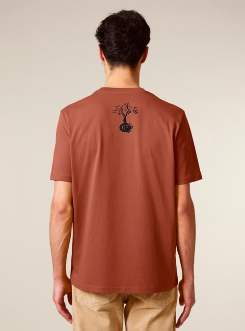 Tshirt homme manche courte en coton biologique de couleur terracotta vue de dos avec le dessin de la marque entre les épaules et la sérigraphie est de couleur noir.