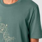 Tshirt manche courte en coton bio pour homme de couleur vert jade avec un dessin représentant les cinq éléments et la sérigraphie est de couleur beige.