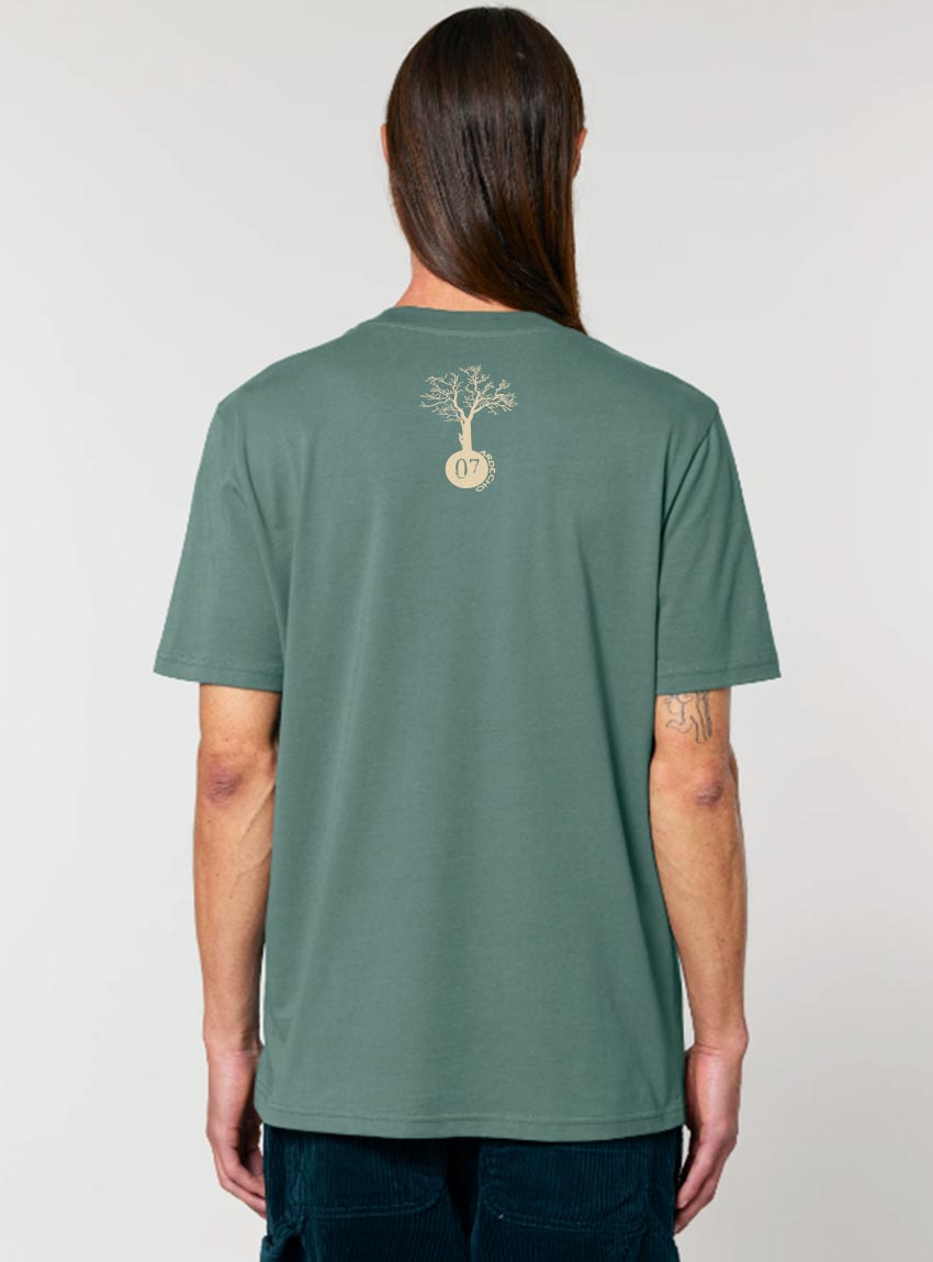 Tshirt homme manche courte en coton biologique de couleur vert jade vue de dos avec le dessin de la marque entre les épaules et la sérigraphie est de couleur beige.