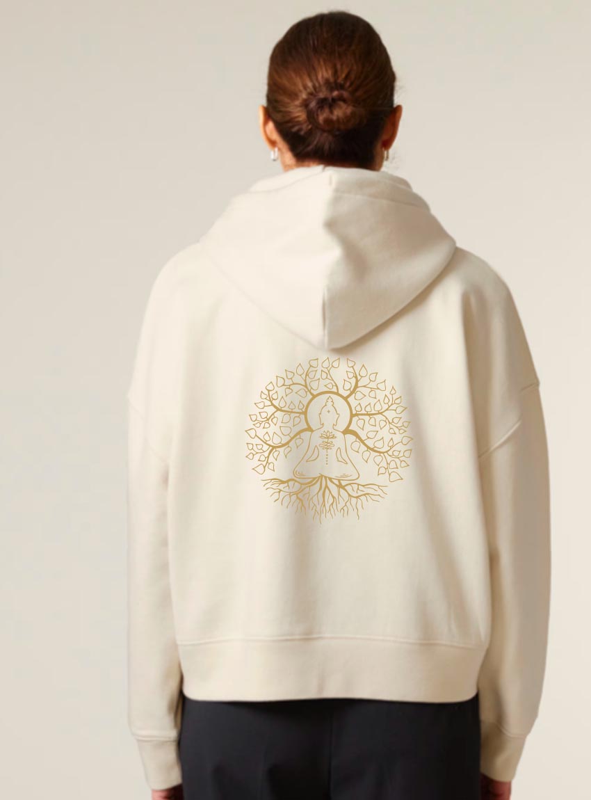 Veste sweat femme en coton biologique de la couleur naturel du coton avec le dessin d'un bouddha sur des racines et entouré de branches d'arbre dans le dos en sérigraphie doré.