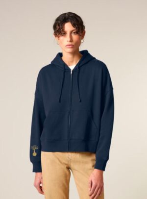 Veste sweat femme en coton biologique de couleur marine avec le logo de la marque sur la manche en sérigraphie doré.