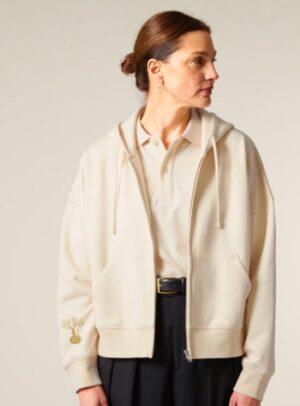 Veste sweat femme en coton biologique de la couleur naturel du coton avec le logo de la marque sur la manche en sérigraphie doré.