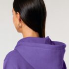 Veste sweat pour homme et femme en coton biologique de couleur mauve avec un dessin de montagne dans le dos et une inscription noté silence de sérigraphie beige.