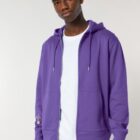 Veste sweat pour homme et femme en coton biologique de couleur mauve avec un dessin de montagne dans le dos et une inscription noté silence de sérigraphie beige ainsi que le logo de la marque imprimé sur la manche.