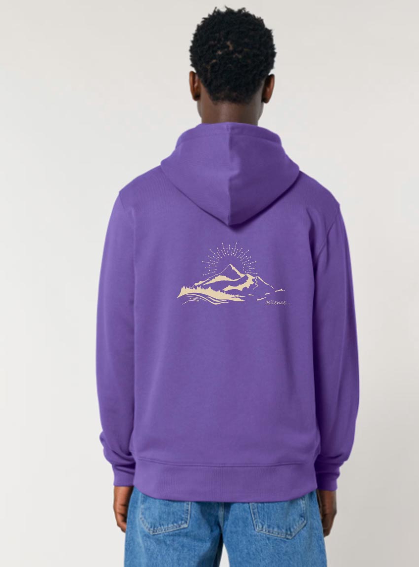Veste sweat pour homme et femme en coton biologique de couleur mauve avec un dessin de montagne dans le dos et une inscription noté silence de sérigraphie beige.