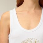 Débardeur femme en coton biologique de couleur blanc avec le dessin d'un bouddha sur des racines et entouré de branches d'arbre, la sérigraphie est de couleur doré.