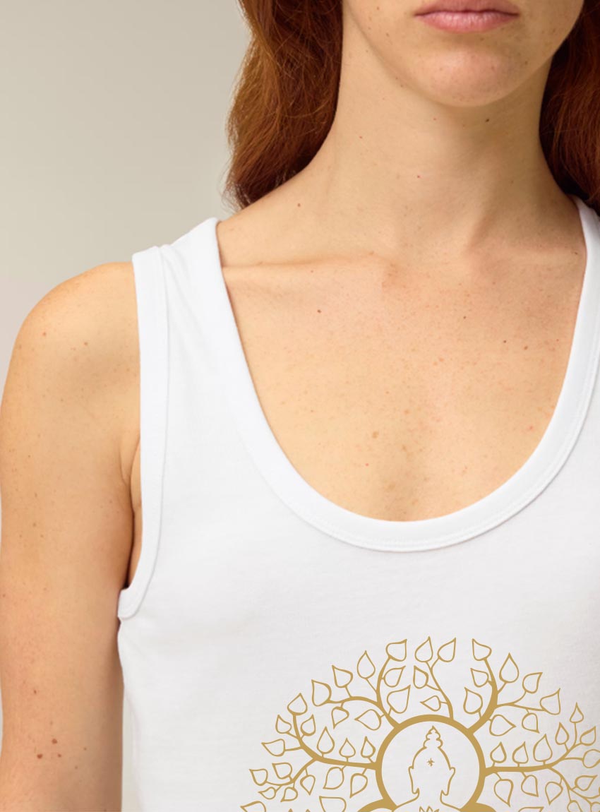 Débardeur femme en coton biologique de couleur blanc avec le dessin d'un bouddha sur des racines et entouré de branches d'arbre, la sérigraphie est de couleur doré.
