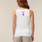 Débardeur femme en coton biologique couleur blanc avec le dessin de la marque entre les épaules et la sérigraphie est de couleur violine.