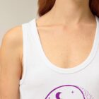 Débardeur femme coton biologique couleur blanc avec le dessin d'un yin et yang de la nature, d'un coté les montagnes et de l'autre la plage la sérigraphie est de couleur violine.