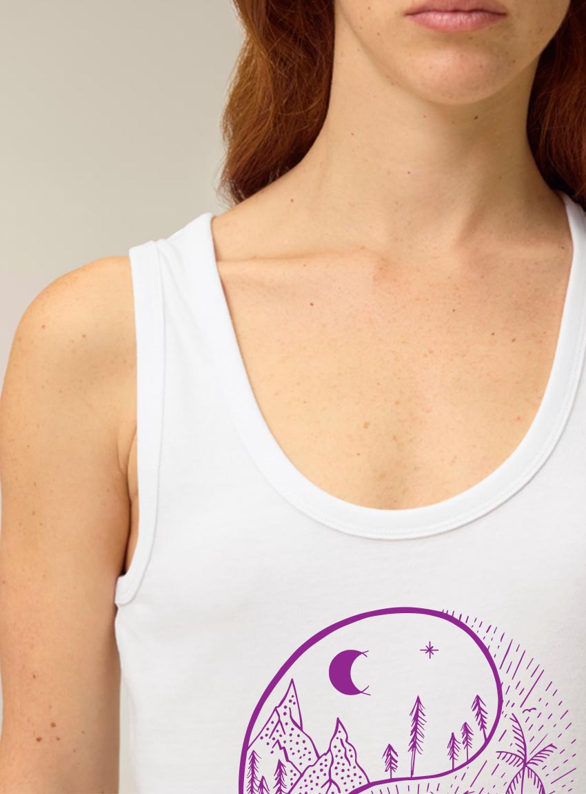 Débardeur femme coton biologique couleur blanc avec le dessin d'un yin et yang de la nature, d'un coté les montagnes et de l'autre la plage la sérigraphie est de couleur violine.