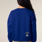 Sweat femme en coton biologique de couleur bleu indigo avec une sérigraphie doré en bas dans le dos représentant un arbre sur une planète.