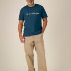 Tshirt homme manche courte en coton biologique de couleur bleu denim avec un dessin représentant les éléments de la nature sur une ligne avec l'inscription des racines aux étoiles la de sérigraphie est de couleur beige.