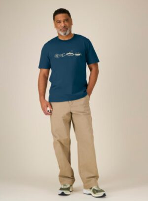 Tshirt homme manche courte en coton biologique de couleur bleu denim avec un dessin représentant les éléments de la nature sur une ligne avec l'inscription des racines aux étoiles la de sérigraphie est de couleur beige.