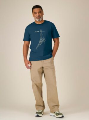 Tshirt manche courte en coton bio pour homme de couleur bleu denim avec un dessin représentant une baleine avec des motifs polynésiens et la sérigraphie est de couleur beige .