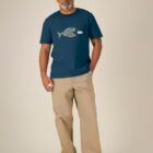 Tshirt homme manche courte coton biologique couleur bleu denim avec le dessin d'un poisson en forme de vélo qui mange un 4x4 avec une sérigraphie beige.
