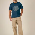 Tshirt homme manche courte en coton biologique de couleur bleu denim avec le dessin d'une coupe de bois formée par des petits animaux la sérigraphie est de couleur beige.