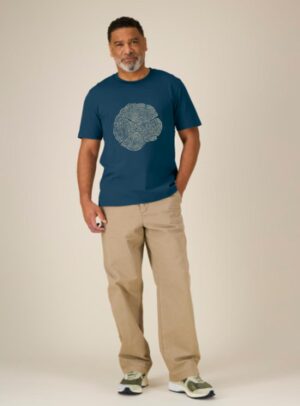 Tshirt homme manche courte en coton biologique de couleur bleu denim avec le dessin d'une coupe de bois formée par des petits animaux la sérigraphie est de couleur beige.