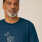 Tshirt manche courte en coton bio pour homme de couleur bleu denim avec un dessin représentant les cinq éléments et la sérigraphie est de couleur beige .